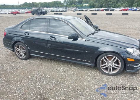 2012 Mercedes-Benz C 300 Luxury 4Matic/Sport 4Matic z USA, uszkodzony, nr VIN WDDGF8BBXCR206247